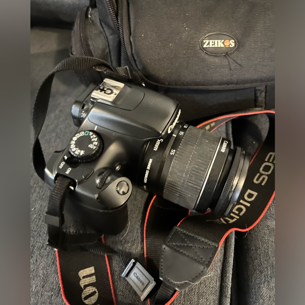 CANON REBEL T3 WITH CHARGER & CAMERA BAG